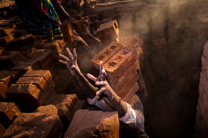 کارگران آجر به سر در وضعیتی اسفناک/عکس