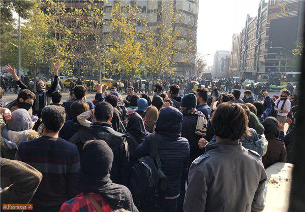 تجمع اعتراضی در میدان انقلاب و دانشگاه تهران/عکس