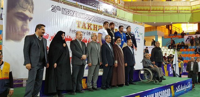 پادرمیانی وزیر ورزش برای حضور نماینده زن مجلس در سالن رقابت های کشتی+ عکس
