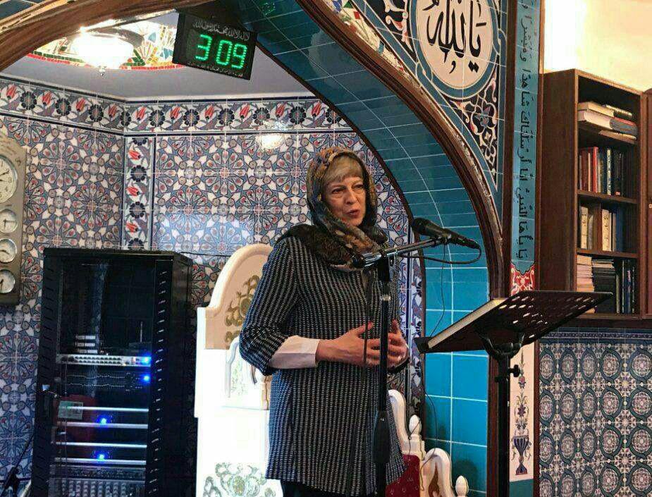 حضور ترزا می با حجاب اسلامی در یک مسجد /عکس