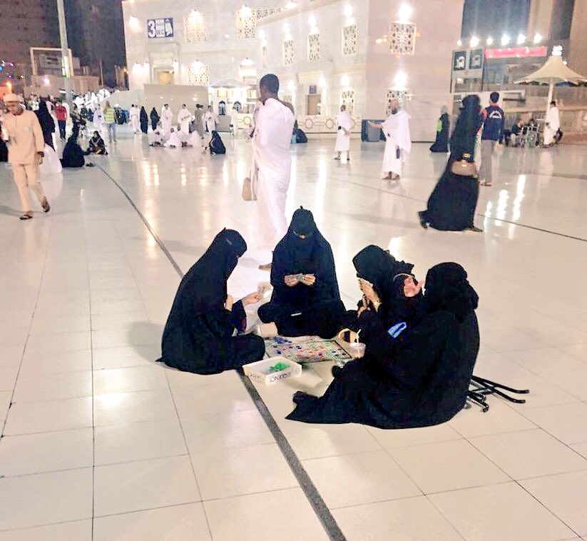 ورق بازی زنان در مسجدالحرام! +عکس