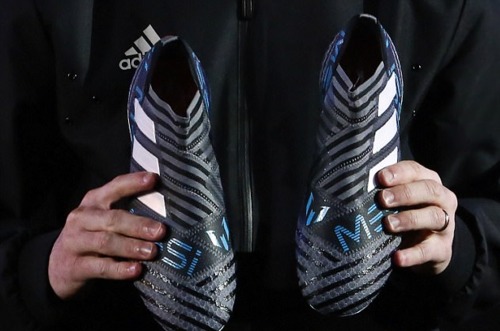 مسی کفش‌های جدیدش را با پهباد دریافت کرد/عکس