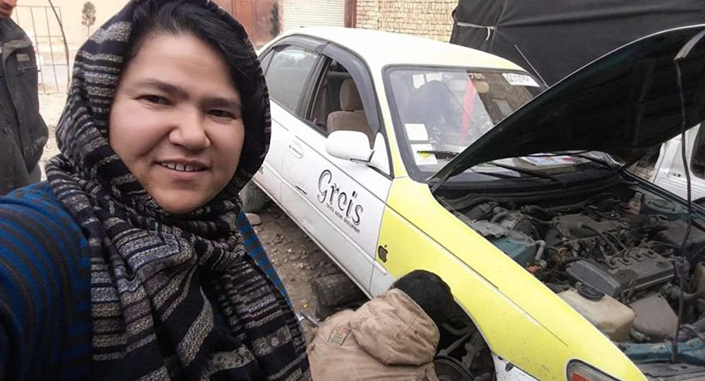 نخستین راننده تاکسی زن افغان+عکس