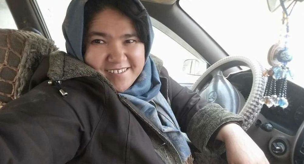 نخستین راننده تاکسی زن افغان+عکس