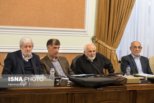بازگشت احمدی‎نژاد و توکلی در لباس عزا در جلسه امروز مجمع /عکس