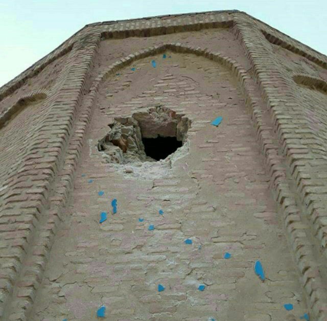 تخریب بخشی از دیوار امامزاده‌ هود در رزن+عکس