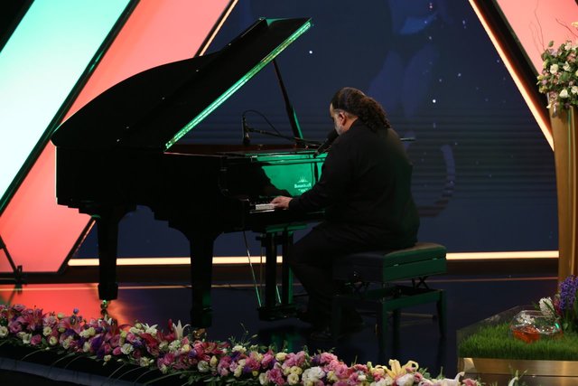 حضور علیرضا عصار پس از ۱۴ سال در یک برنامه زنده تلویزیونی/ عکس