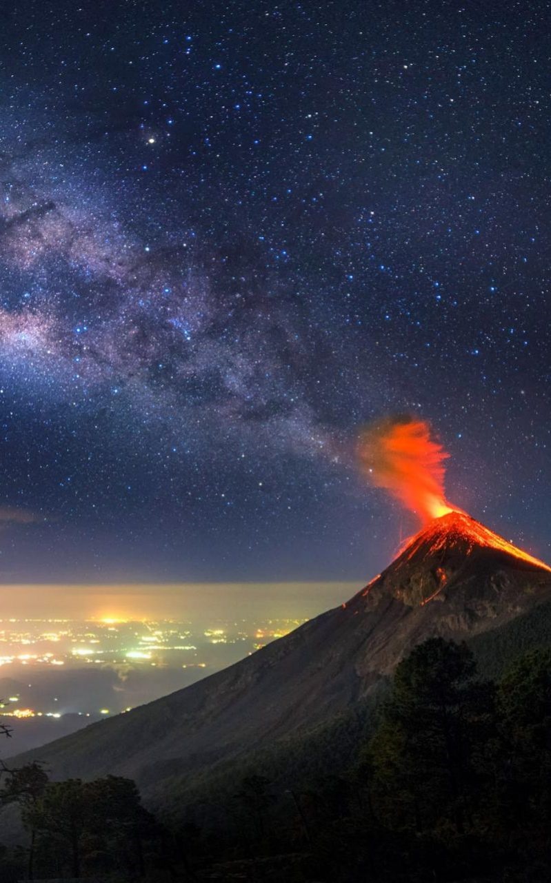 عکس/ همراهی کهکشان راه شیری با گدازه‌های آتشفشان فوئگو
