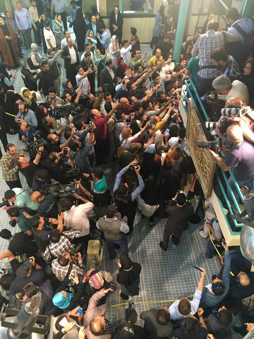 هجوم مردم و عکاسان به ورودی حسینیه جماران هنگام ورود ظریف/تصویر