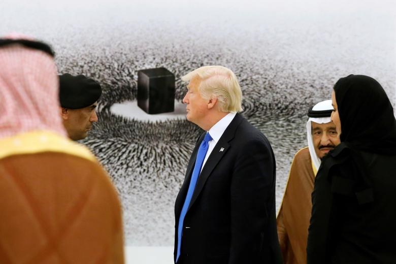 عکس/ ترامپ در کنار تصویری از خانه کعبه در مجموعه هنری پادشاه عربستان