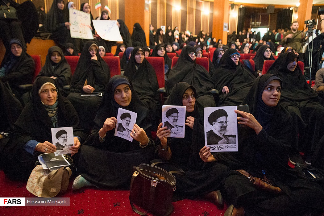 در جمع هواداران رئیسی چه‌می‌گذرد؟/از تهدید روحانی تا دارهای اعدام+تصاویر