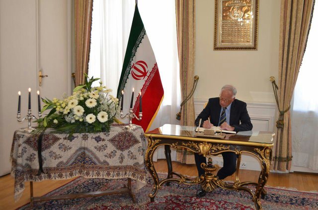 ادای احترام مدیر‌کل آژانس انرژی اتمی و ایرانیان مقیم اتریش به شهدای حادثه تهران+تصاویر