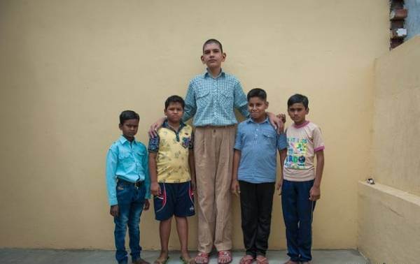پسری با 3 رکورد بلندترین قد دنیا در گینس تصاویر 