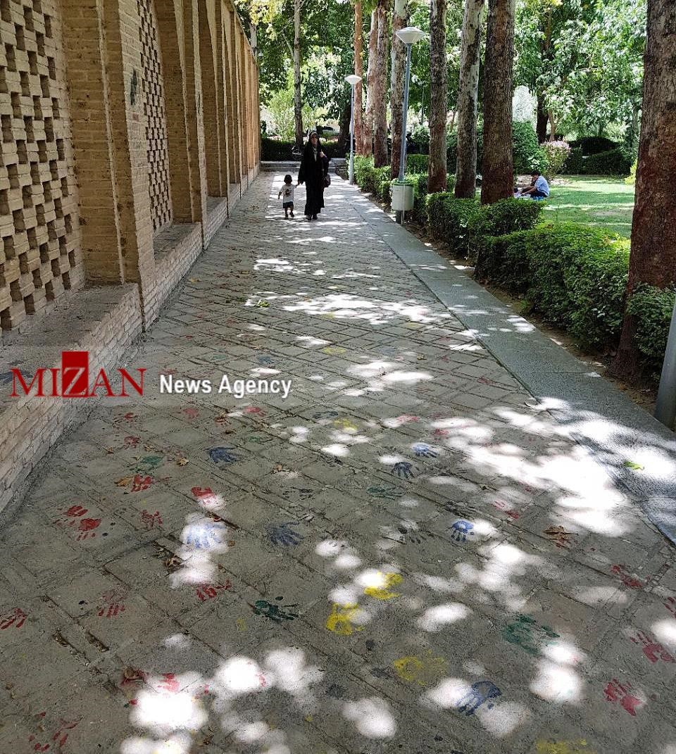 دست‌های رنگی بلای جان بافت تاریخی اصفهان/عکس