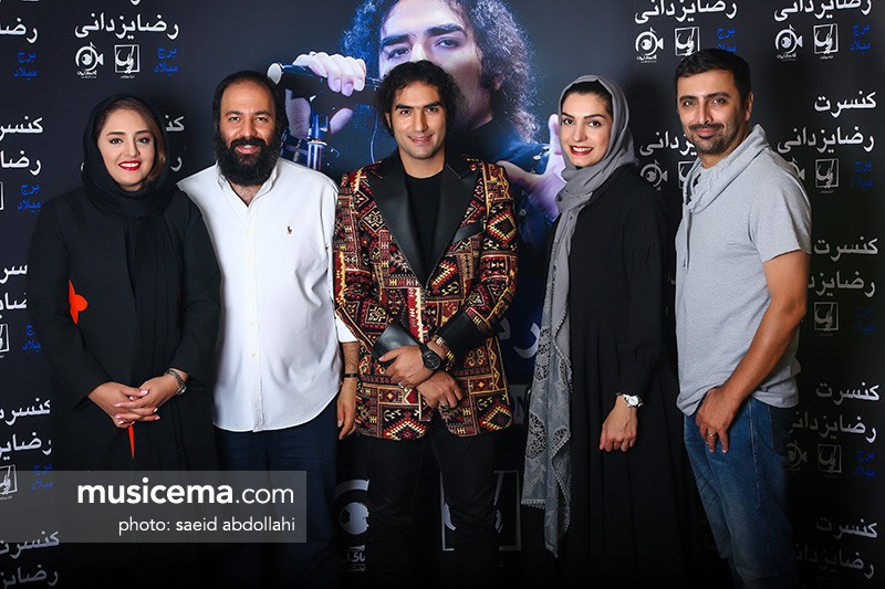 عکس/ نرگس محمدی و الیکا عبدالرزاقی با همسرانشان در پشت صحنه کنسرت رضا یزدانی