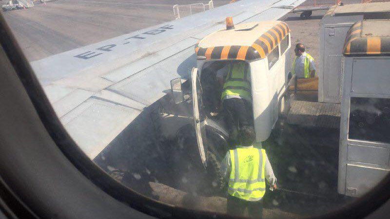 تصادف خودرو با هواپیما در فرودگاه اهواز +عکس