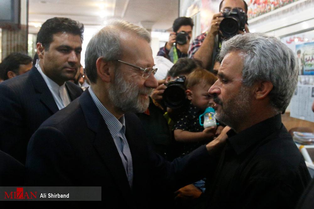 تصاویر/ پسر «شهید حججی» در آغوش علی لاریجانی