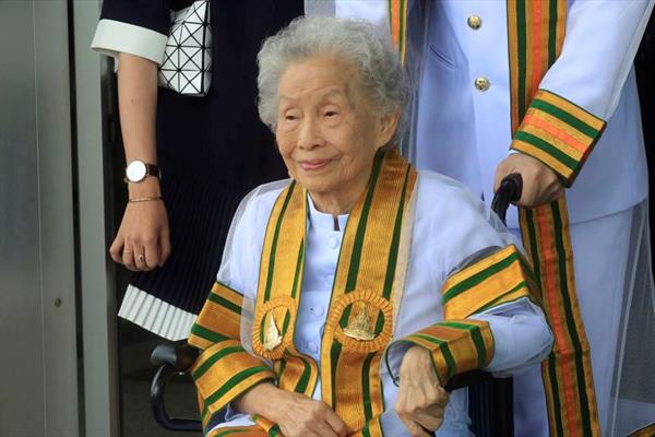 زن ۹۱ ساله مدرک لیسانس گرفت! +عکس