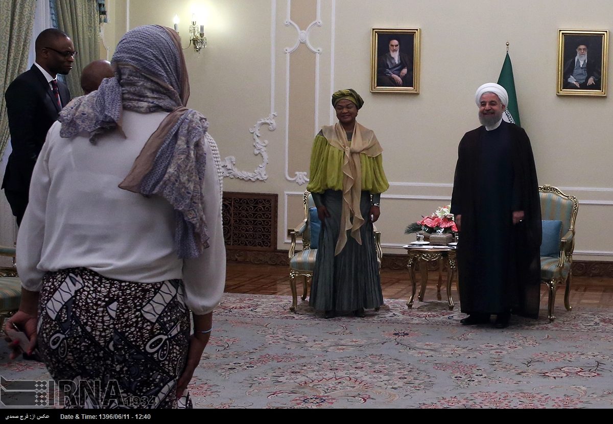 عکس/ پوشش سنتی رئیس مجلس آفریقای جنوبی در دیدار با روحانی