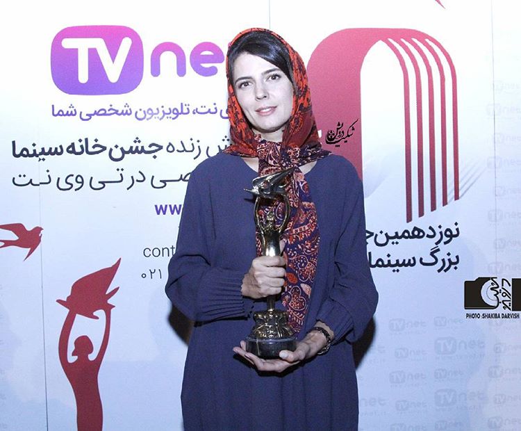 عکس «لیلا حاتمی» با تندیس بهترین بازیگر زن جشن خانه سینما