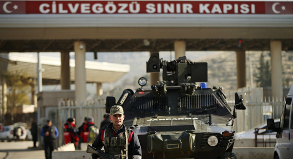 حرکت کاروان خودرو‌های نظامی ترکیه به مرز سوریه