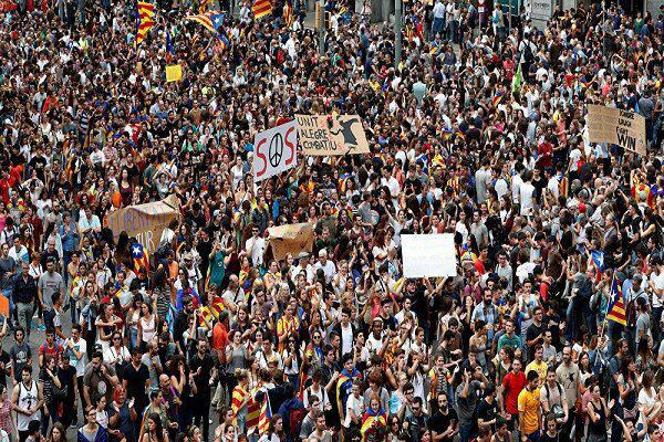 تظاهرات هزاران از حامیان استقلال کاتالونیا+فیلم و عکس