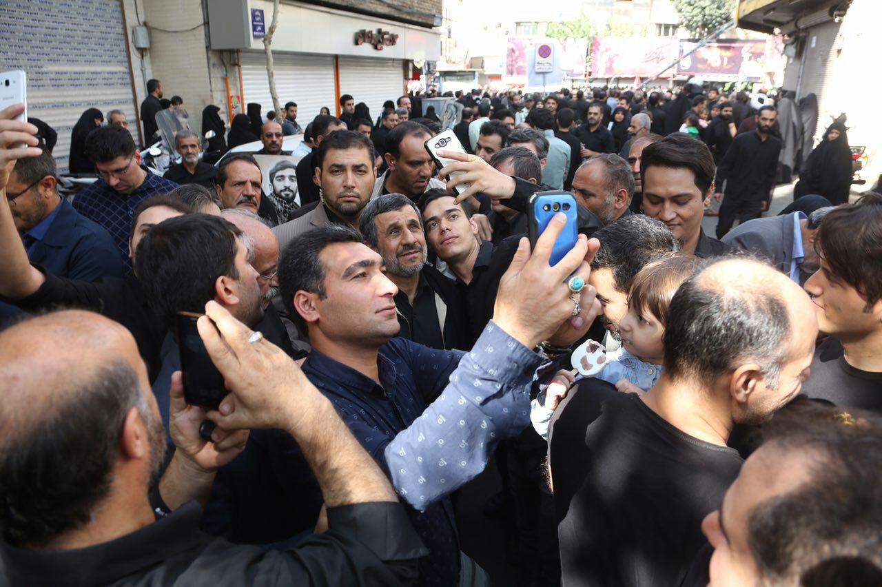 سلفی با احمدی‌نژاد در حاشیه تشییع شهید حججی +‌عکس
