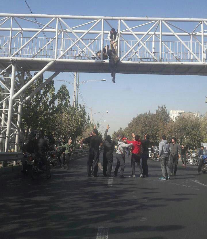 خودکشی نافرجام دختر جوان در تهران/عکس