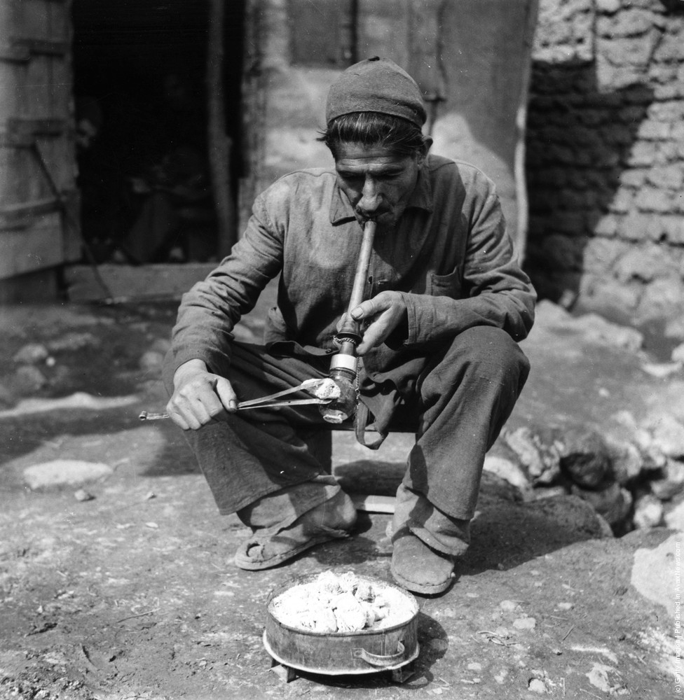 گزارش اشپیگل از ایران ۶۵ سال قبل: عطر تریاک، بوی فقر