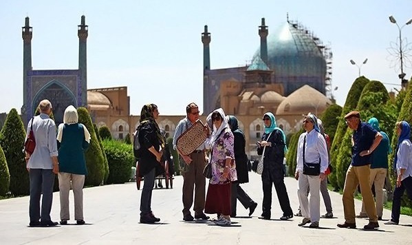 تفکیک آماری گردشگران ورودی و خروجی؛ ۴ میلیون نفر سال ۹۵ به عراق رفتند/ زائران خارجی رکورد زدند/ایرانی‌ها بیشتر به کدام کشور سفر می‌کنند؟