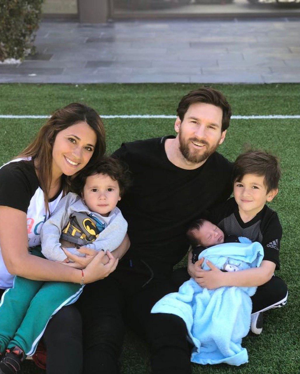 مسی عکسی از فرزند جدید خود به همراه اعضای خانواده‌اش منتشر کرد/عکس