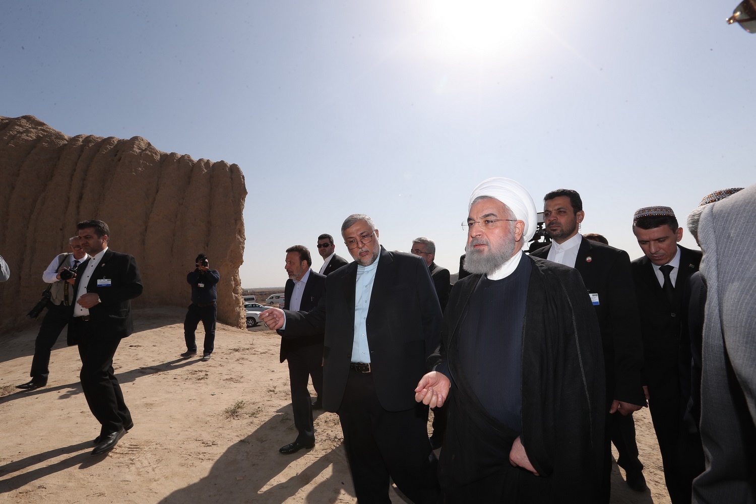 تصویری از حسن روحانی در شهر تاریخی مرو