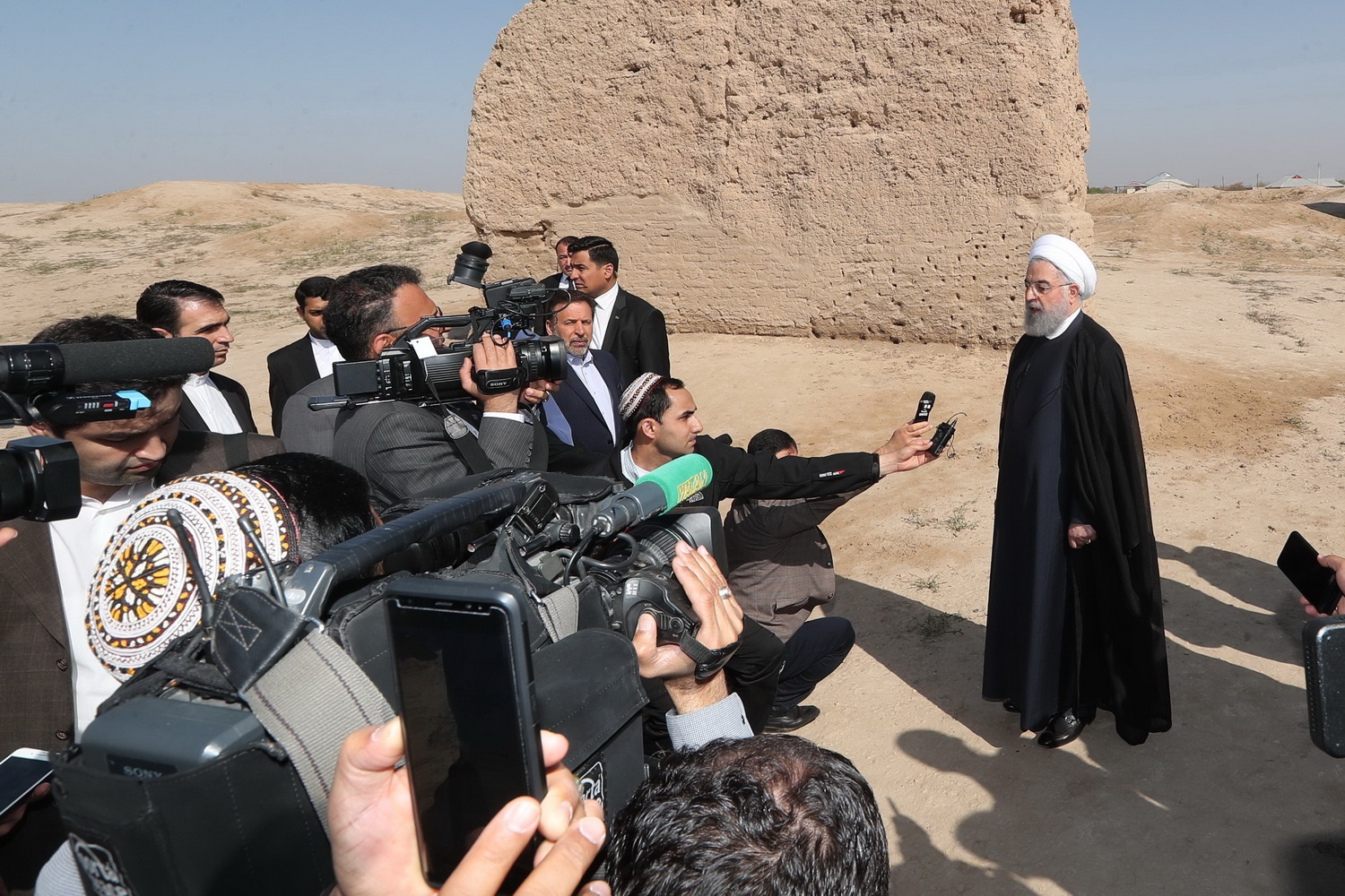 تصویری از حسن روحانی در شهر تاریخی مرو
