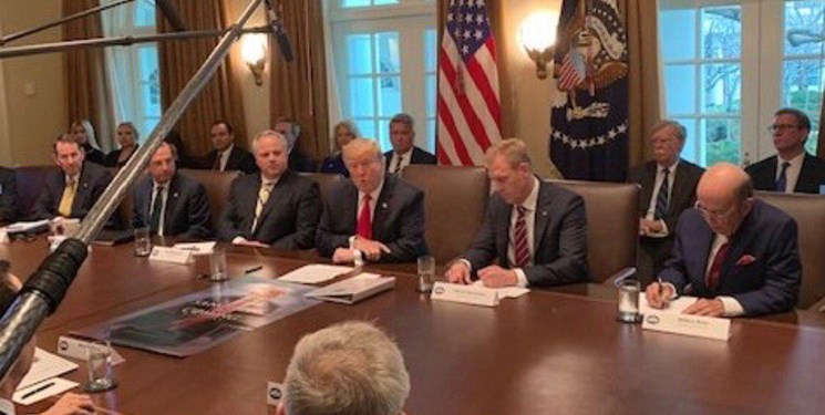 عکس معنادار روی میز سخنرانی ترامپ