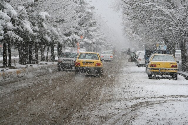 در پی بارش برف؛ تردد در گردنه‌های آذربایجان غربی غیرممکن شده+عکس