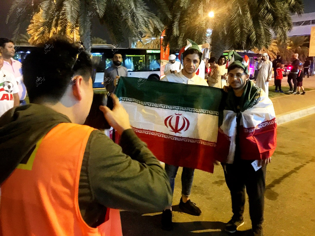 حضور پلیس‌های اسب‌سوار و نشان دادن پرچم ایران به عکاس ژاپنی+ تصاویر