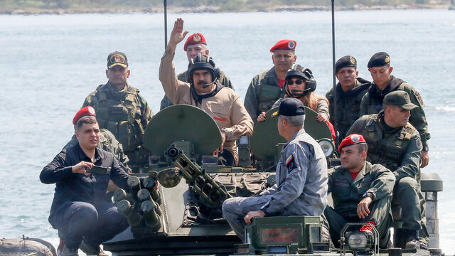 رژه نظامی در ونزوئلا مقابل مادورو/عکس