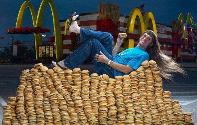 رکورد خوردن ۳۰ هزار همبرگر توسط مرد آمریکایی+عکس