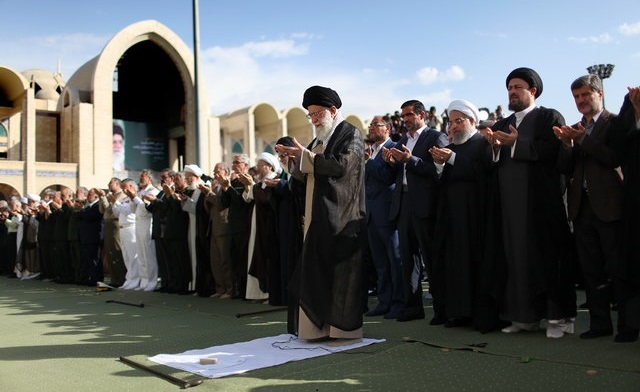 رهبر انقلاب در نماز عید فطر: ملت ایران خسته و ناامید نیست