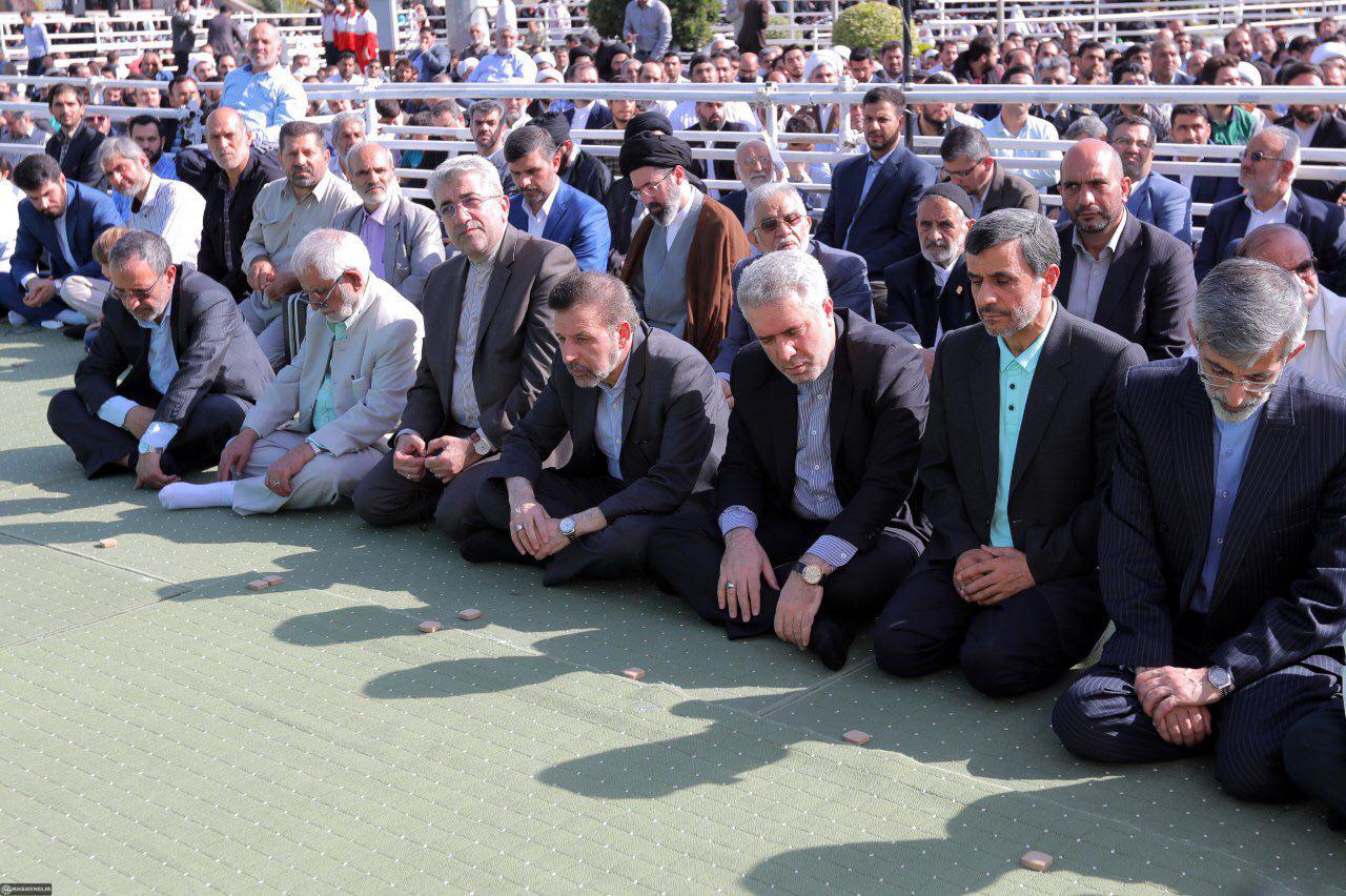 احمدی‌نژاد در کنار چه کسانی نماز عید فطر خواند؟+عکس