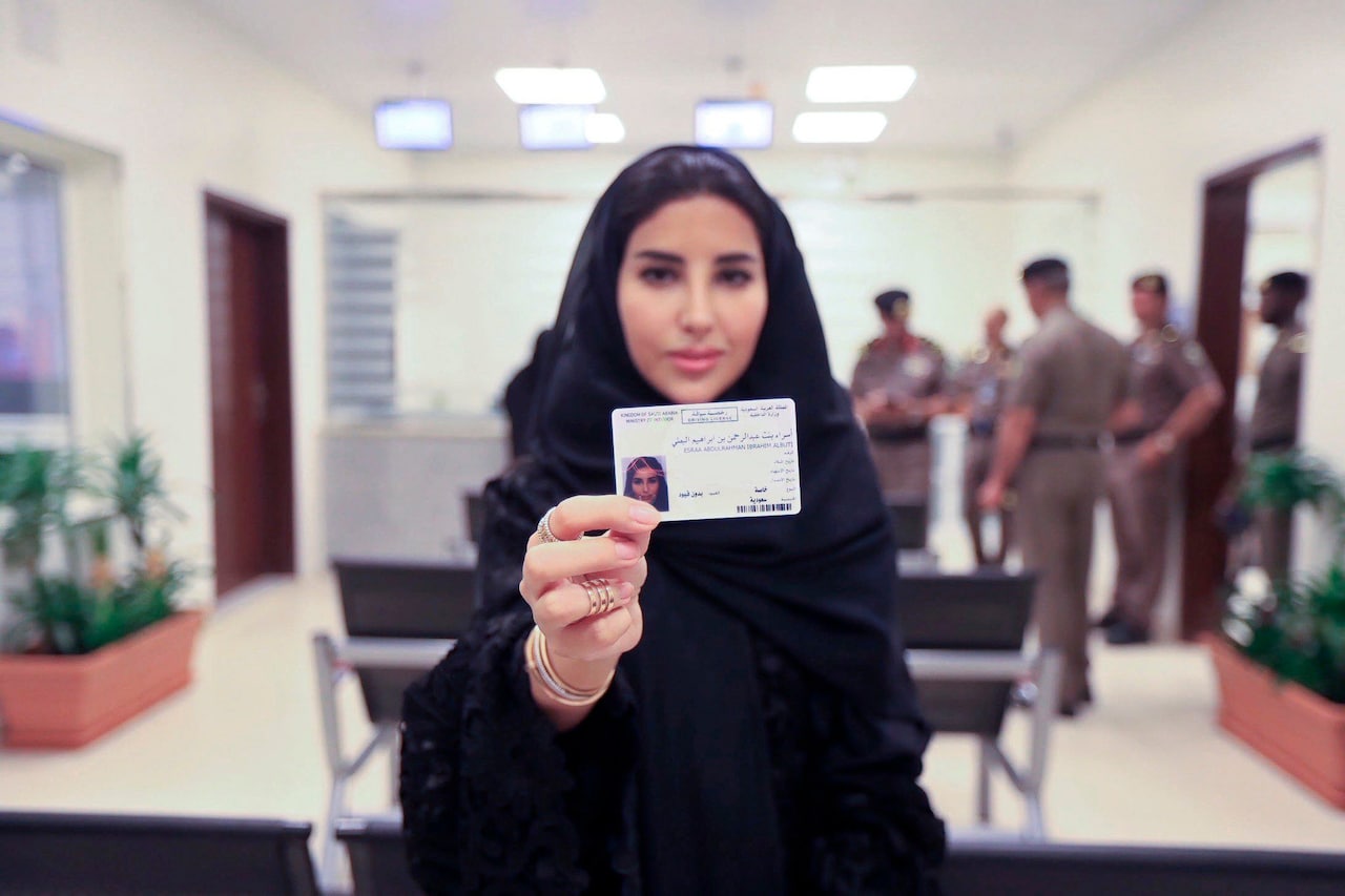 زن سعودی پس از دریافت گواهینامه رانندگی/ عکس