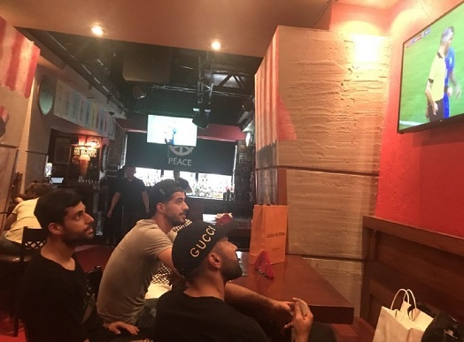 تصویری از ملی‌پوشان ایران در رستوران، در حال تماشای بازی برزیل+عکس