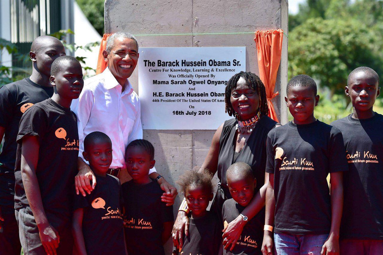 اوباما در کنار خواهر ناتنی اش در روستای پدری /عکس