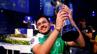 جایزه ۲۵۰ هزار دلاری جوان عربستانی برای قهرمانی در بازی فیفا+عکس