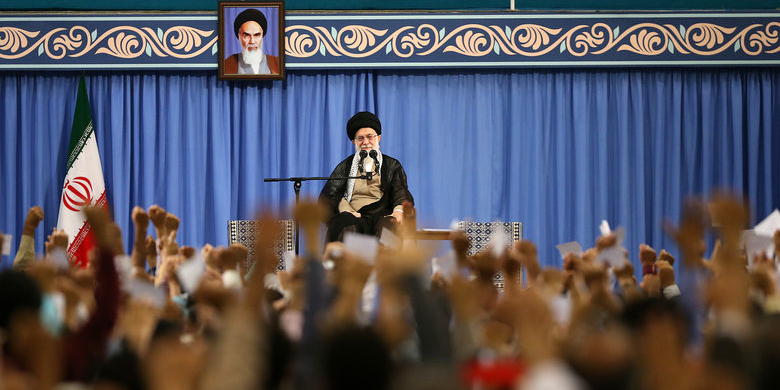 رهبرانقلاب: مردم زیر فشارمشکلات هستند| همه‌ی مردم ایران بدانند؛ با آمریکا مذاکره نمی‎کنیم | جنگ نخواهد شد
