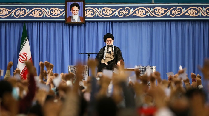 رهبر انقلاب: جمهوری اسلامی هر وقت به آن اقتداری برسد که فشار آمریکا رویش تأثیری نگذارد، می‌تواند با آمریکا مذاکره کند| امروز چنین چیزی نیست| امام مذاکره با آمریکا را ممنوع کرد و من هم ممنوع می‌کنم