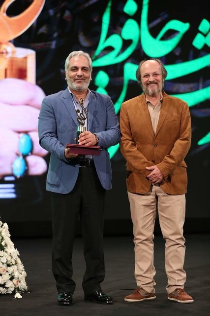 شوخی مهران مدیری هنگام گرفتن جایزه بهترین چهره تلویزیونی سال/ عکس