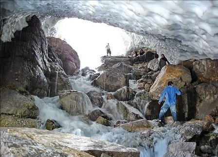 آخرین خبرها از حادثه ریزش تونل غار یخی کوهرنگ/۴ نفر کشته شدند/ مردم محلی ۱۶ نفر را نجات دادند