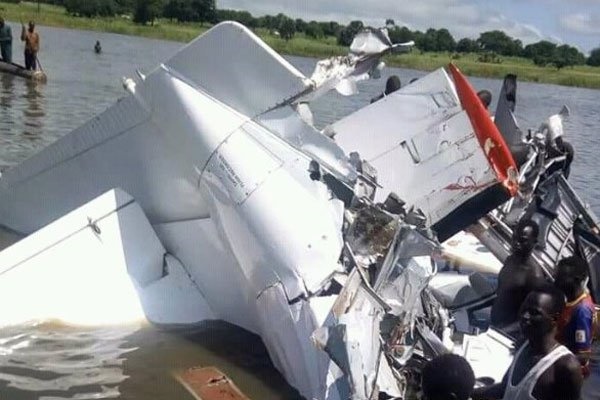 سقوط مرگبار هواپیمای مسافربری به یک دریاچه/ دستکم ۱۷ کشته+تصاویر