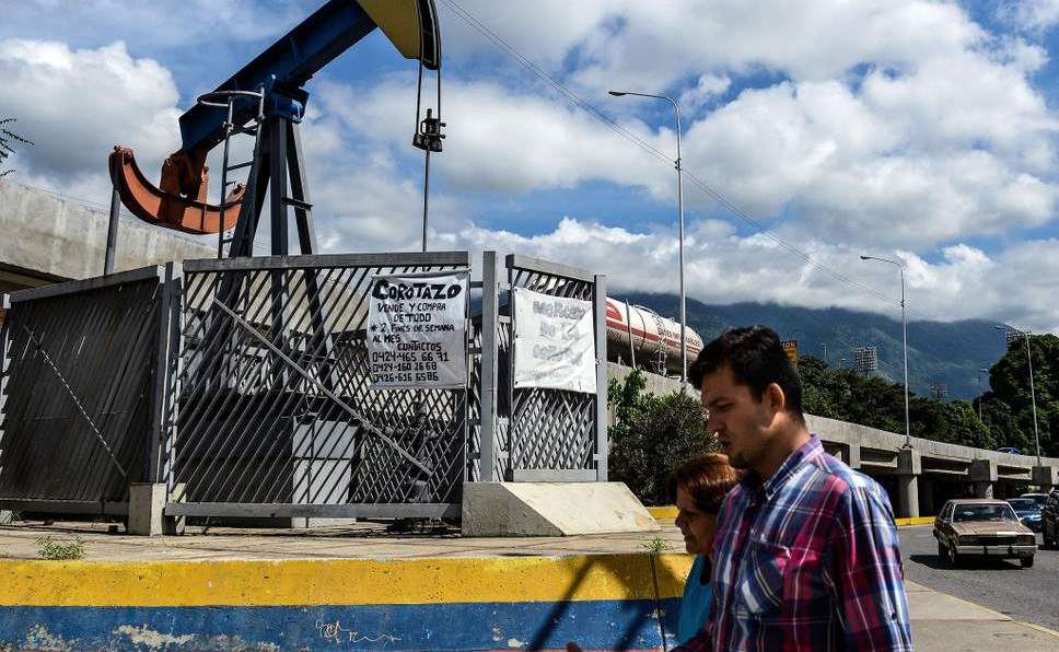 وضعیت وخیم در ونزوئلا| چگونه ونزوئلا که منبع بزرگ نفت است، مجبور به واردات طلای سیاه شده است؟